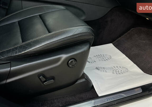 Белый Джип Гранд Чероки, объемом двигателя 2.99 л и пробегом 142 тыс. км за 25000 $, фото 49 на Automoto.ua