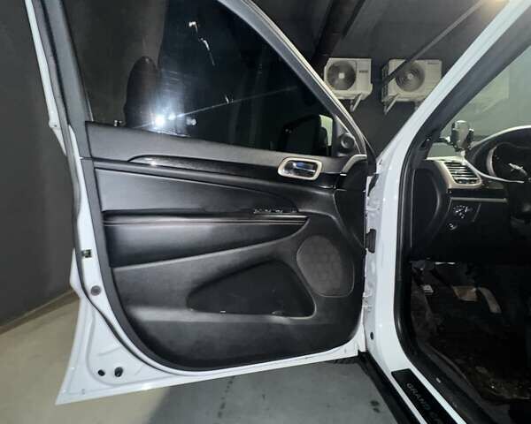 Джип Grand Cherokee 2016 у Києві на Automoto.ua Білий Джип Grand Cherokee, об'ємом двигуна 3.6 л та пробігом 246 тис. км за 20499 $, фото 10 на Automoto.ua