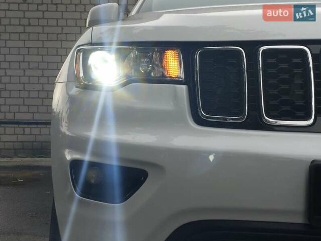 Белый Джип Гранд Чероки, объемом двигателя 3.6 л и пробегом 165 тыс. км за 22490 $, фото 2 на Automoto.ua