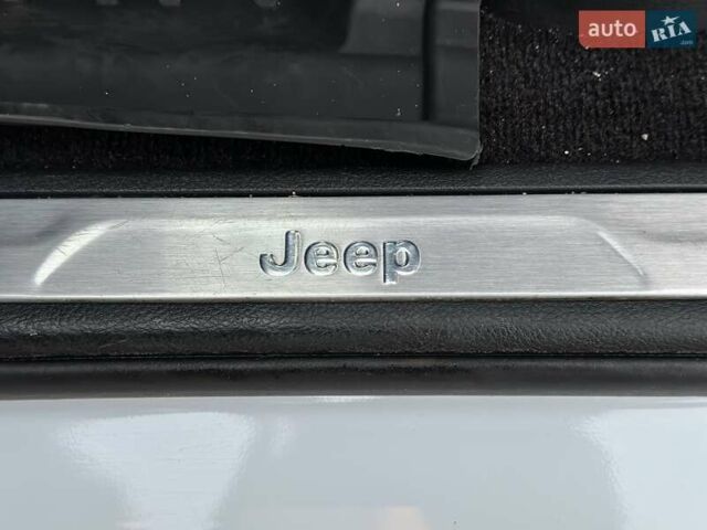 Белый Джип Гранд Чероки, объемом двигателя 5.85 л и пробегом 188 тыс. км за 25900 $, фото 20 на Automoto.ua