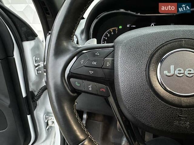 Белый Джип Гранд Чероки, объемом двигателя 5.85 л и пробегом 188 тыс. км за 25900 $, фото 22 на Automoto.ua