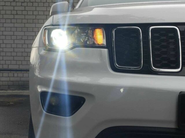 Белый Джип Гранд Чероки, объемом двигателя 3.6 л и пробегом 165 тыс. км за 22490 $, фото 2 на Automoto.ua