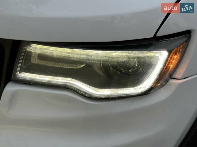 Белый Джип Гранд Чероки, объемом двигателя 5.85 л и пробегом 188 тыс. км за 25900 $, фото 4 на Automoto.ua