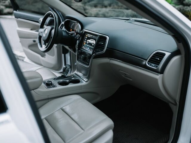 Белый Джип Гранд Чероки, объемом двигателя 0 л и пробегом 90 тыс. км за 35500 $, фото 6 на Automoto.ua