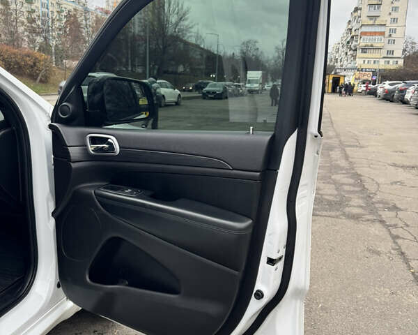 Белый Джип Гранд Чероки, объемом двигателя 3.6 л и пробегом 98 тыс. км за 26000 $, фото 7 на Automoto.ua