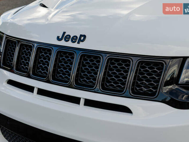 Білий Джип Grand Cherokee, об'ємом двигуна 6.2 л та пробігом 148 тис. км за 57700 $, фото 11 на Automoto.ua