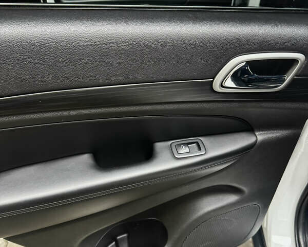 Белый Джип Гранд Чероки, объемом двигателя 3.6 л и пробегом 169 тыс. км за 21900 $, фото 17 на Automoto.ua