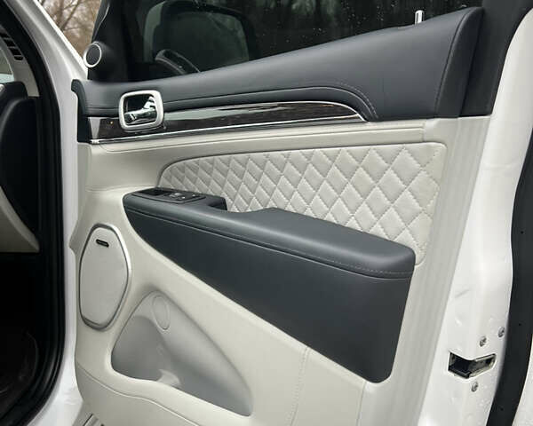 Білий Джип Grand Cherokee, об'ємом двигуна 5.65 л та пробігом 76 тис. км за 40000 $, фото 3 на Automoto.ua