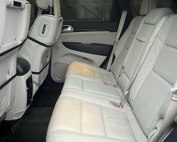 Білий Джип Grand Cherokee, об'ємом двигуна 5.65 л та пробігом 76 тис. км за 40000 $, фото 12 на Automoto.ua