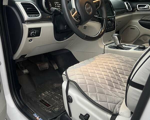 Білий Джип Grand Cherokee, об'ємом двигуна 5.65 л та пробігом 76 тис. км за 40000 $, фото 1 на Automoto.ua