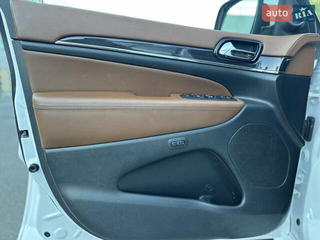 Джип Гранд Чероки 2020 в Киеве на Automoto.ua Белый Джип Гранд Чероки, объемом двигателя 5.7 л и пробегом 43 тыс. км за 35999 $, фото 32 на Automoto.ua