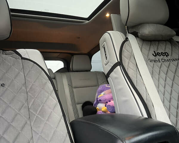 Білий Джип Grand Cherokee, об'ємом двигуна 5.65 л та пробігом 76 тис. км за 40000 $, фото 14 на Automoto.ua