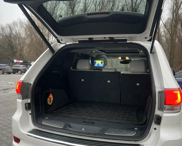 Білий Джип Grand Cherokee, об'ємом двигуна 5.65 л та пробігом 76 тис. км за 40000 $, фото 9 на Automoto.ua
