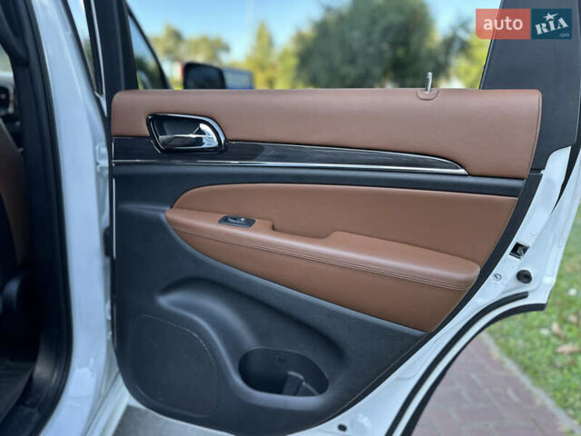 Білий Джип Grand Cherokee, об'ємом двигуна 5.65 л та пробігом 43 тис. км за 38500 $, фото 40 на Automoto.ua