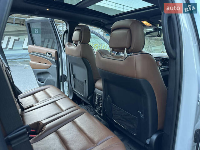 Джип Гранд Чероки 2020 в Киеве на Automoto.ua Белый Джип Гранд Чероки, объемом двигателя 5.7 л и пробегом 43 тыс. км за 35999 $, фото 40 на Automoto.ua