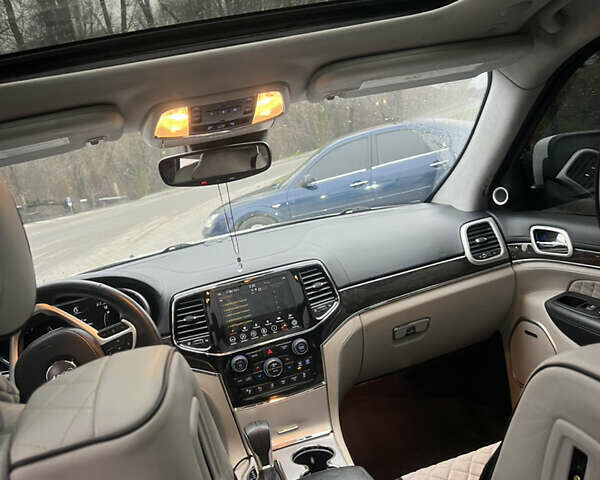 Білий Джип Grand Cherokee, об'ємом двигуна 5.65 л та пробігом 76 тис. км за 40000 $, фото 5 на Automoto.ua