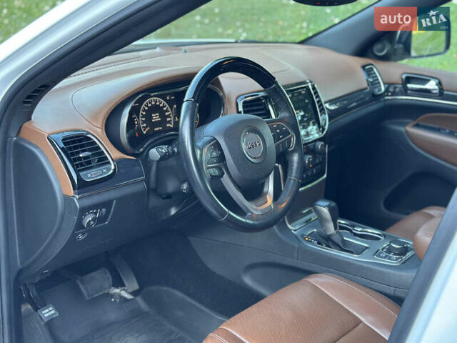 Джип Гранд Чероки 2020 в Киеве на Automoto.ua Белый Джип Гранд Чероки, объемом двигателя 5.7 л и пробегом 43 тыс. км за 35999 $, фото 35 на Automoto.ua