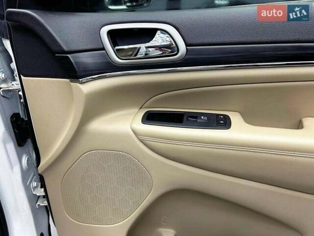 Білий Джип Grand Cherokee, об'ємом двигуна 3.6 л та пробігом 121 тис. км за 25700 $, фото 1 на Automoto.ua