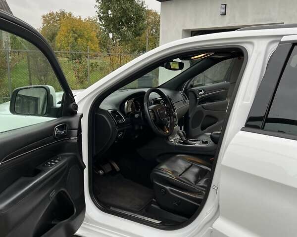 Джип Гранд Чероки 2020 в Луцке на Automoto.ua Белый Джип Гранд Чероки, объемом двигателя 5.65 л и пробегом 81 тыс. км за 29500 $, фото 50 на Automoto.ua