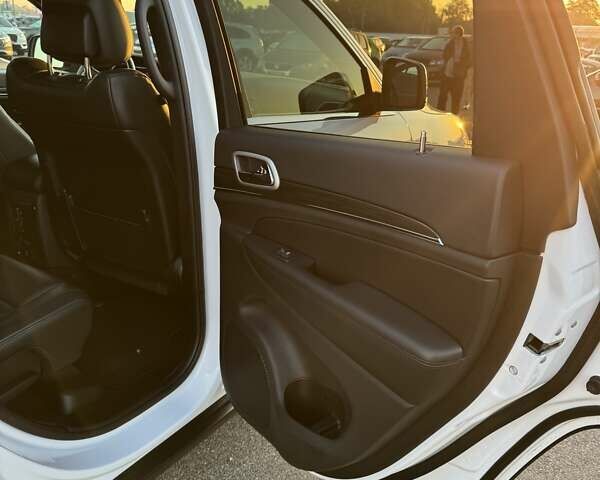 Белый Джип Гранд Чероки, объемом двигателя 3.6 л и пробегом 87 тыс. км за 26000 $, фото 9 на Automoto.ua