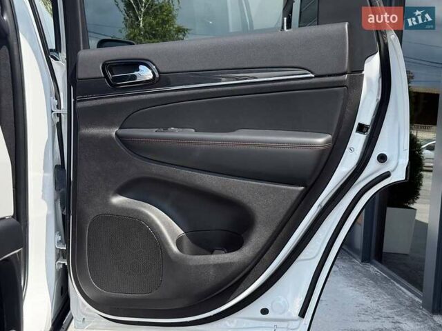 Білий Джип Grand Cherokee, об'ємом двигуна 5.65 л та пробігом 4 тис. км за 39898 $, фото 47 на Automoto.ua