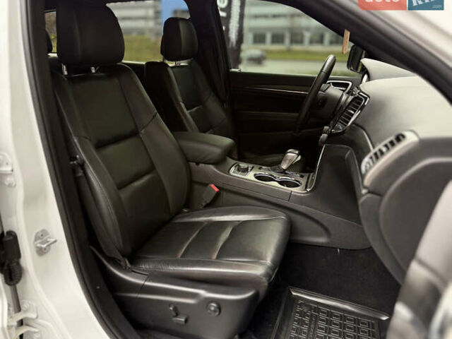 Білий Джип Grand Cherokee, об'ємом двигуна 3.6 л та пробігом 30 тис. км за 31000 $, фото 17 на Automoto.ua