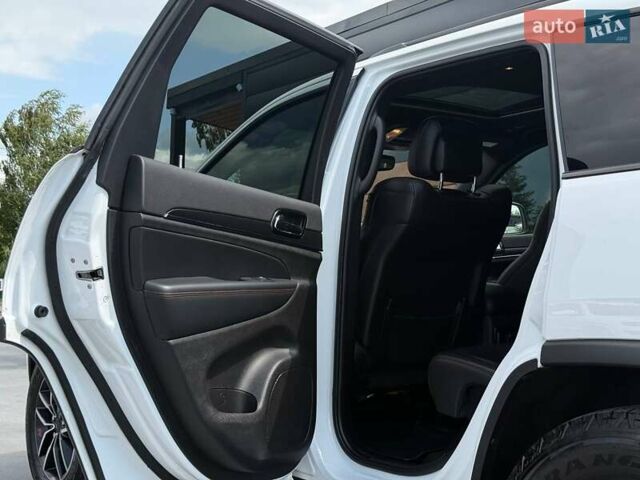 Білий Джип Grand Cherokee, об'ємом двигуна 5.65 л та пробігом 4 тис. км за 39898 $, фото 36 на Automoto.ua