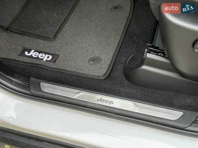 Белый Джип Гранд Чероки, объемом двигателя 3.6 л и пробегом 61 тыс. км за 24900 $, фото 33 на Automoto.ua