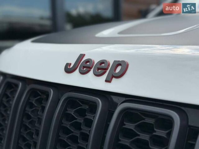 Білий Джип Grand Cherokee, об'ємом двигуна 5.65 л та пробігом 4 тис. км за 39898 $, фото 14 на Automoto.ua