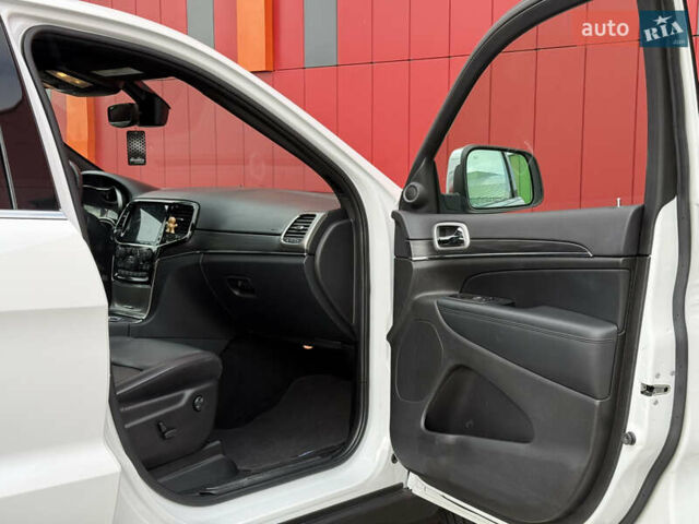 Джип Гранд Чероки 2021 в Киеве на Automoto.ua Белый Джип Гранд Чероки, объемом двигателя 3.6 л и пробегом 61 тыс. км за 25500 $, фото 56 на Automoto.ua
