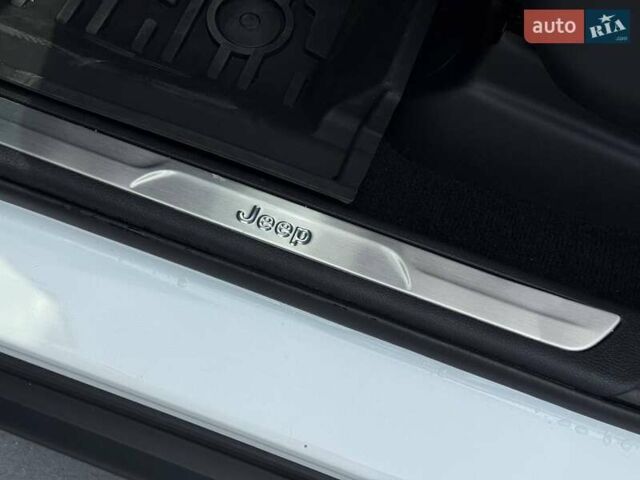 Білий Джип Grand Cherokee, об'ємом двигуна 5.65 л та пробігом 4 тис. км за 39898 $, фото 33 на Automoto.ua