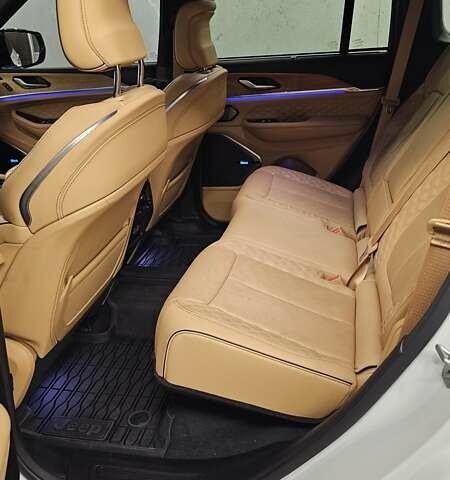 Білий Джип Grand Cherokee, об'ємом двигуна 2 л та пробігом 21 тис. км за 62000 $, фото 39 на Automoto.ua