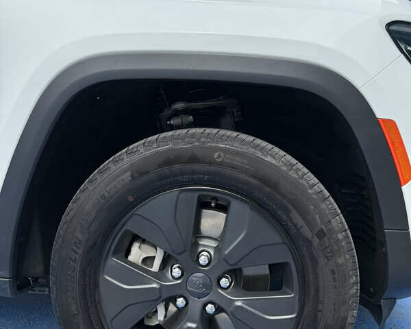 Білий Джип Grand Cherokee, об'ємом двигуна 2 л та пробігом 28 тис. км за 45000 $, фото 12 на Automoto.ua