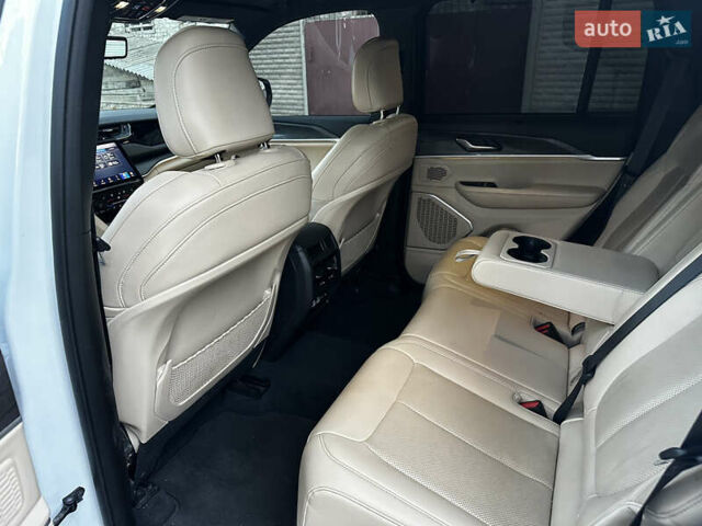 Білий Джип Grand Cherokee, об'ємом двигуна 2 л та пробігом 39 тис. км за 45500 $, фото 10 на Automoto.ua