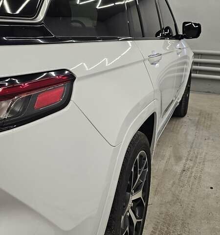 Білий Джип Grand Cherokee, об'ємом двигуна 2 л та пробігом 21 тис. км за 62000 $, фото 14 на Automoto.ua