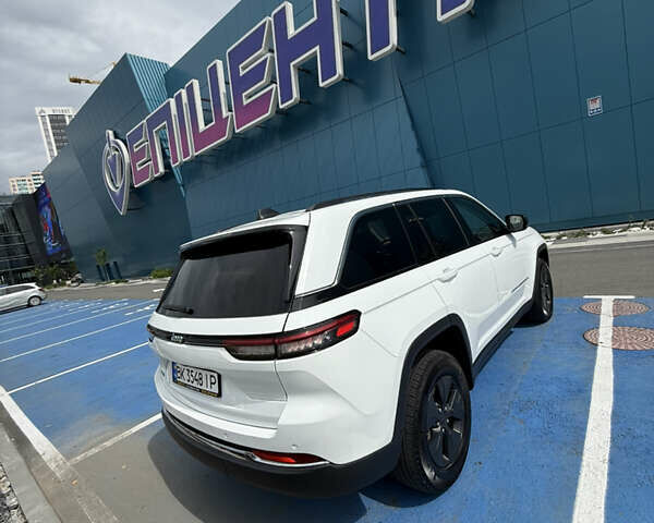 Білий Джип Grand Cherokee, об'ємом двигуна 2 л та пробігом 28 тис. км за 45000 $, фото 4 на Automoto.ua