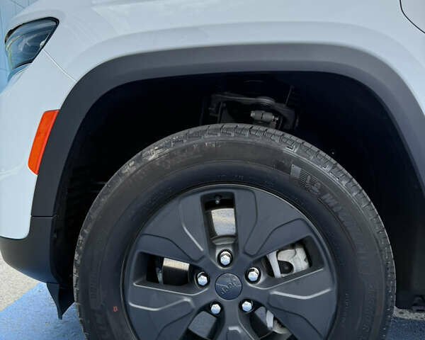 Білий Джип Grand Cherokee, об'ємом двигуна 2 л та пробігом 28 тис. км за 45000 $, фото 11 на Automoto.ua