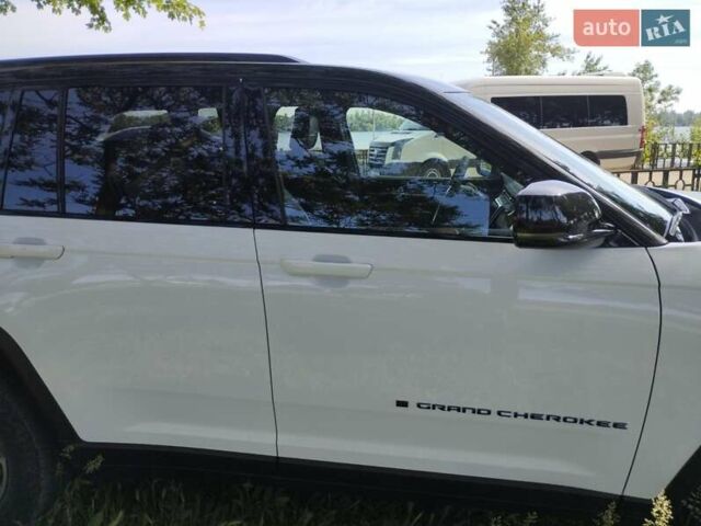 Білий Джип Grand Cherokee, об'ємом двигуна 2 л та пробігом 32 тис. км за 49999 $, фото 2 на Automoto.ua