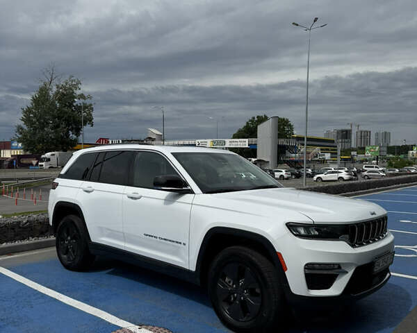 Білий Джип Grand Cherokee, об'ємом двигуна 2 л та пробігом 28 тис. км за 45000 $, фото 1 на Automoto.ua
