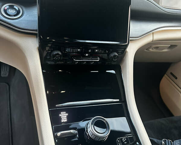 Білий Джип Grand Cherokee, об'ємом двигуна 2 л та пробігом 39 тис. км за 45500 $, фото 8 на Automoto.ua