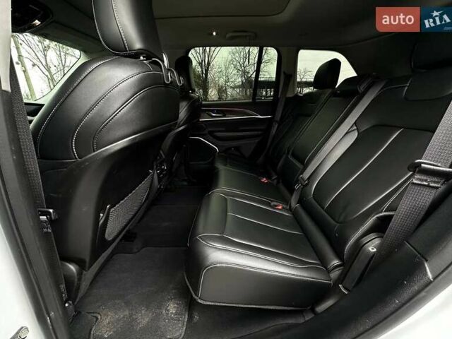 Білий Джип Grand Cherokee, об'ємом двигуна 2 л та пробігом 44 тис. км за 49500 $, фото 15 на Automoto.ua