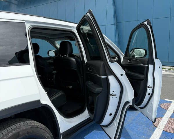 Білий Джип Grand Cherokee, об'ємом двигуна 2 л та пробігом 28 тис. км за 45000 $, фото 8 на Automoto.ua