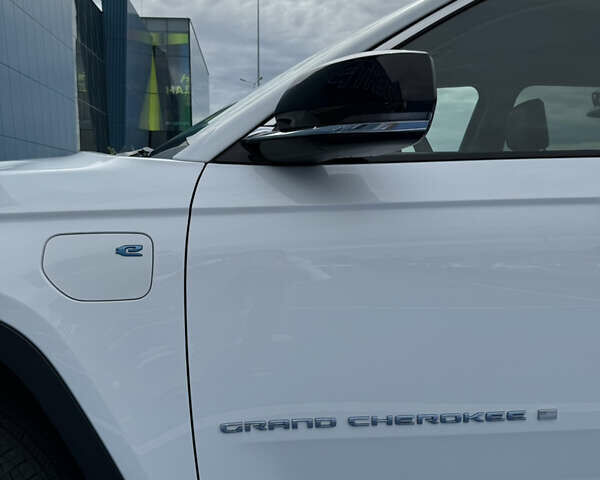 Білий Джип Grand Cherokee, об'ємом двигуна 2 л та пробігом 28 тис. км за 45000 $, фото 9 на Automoto.ua
