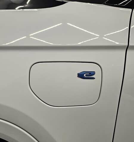 Білий Джип Grand Cherokee, об'ємом двигуна 2 л та пробігом 21 тис. км за 62000 $, фото 18 на Automoto.ua