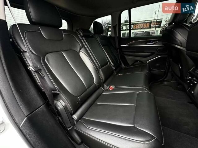 Білий Джип Grand Cherokee, об'ємом двигуна 2 л та пробігом 44 тис. км за 49500 $, фото 16 на Automoto.ua