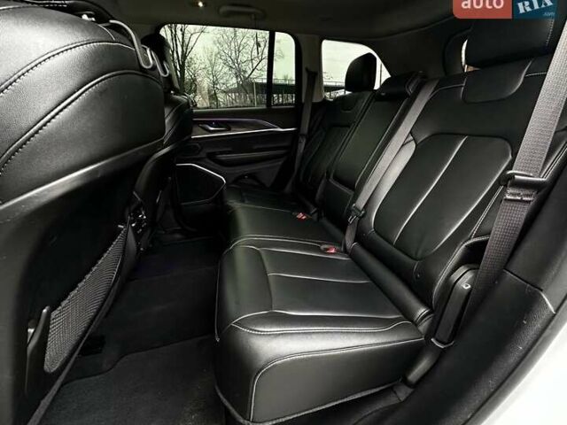 Білий Джип Grand Cherokee, об'ємом двигуна 2 л та пробігом 44 тис. км за 49500 $, фото 14 на Automoto.ua