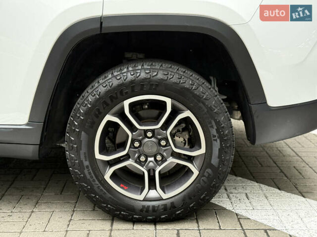 Белый Джип Гранд Чероки, объемом двигателя 3.6 л и пробегом 50 тыс. км за 42000 $, фото 11 на Automoto.ua