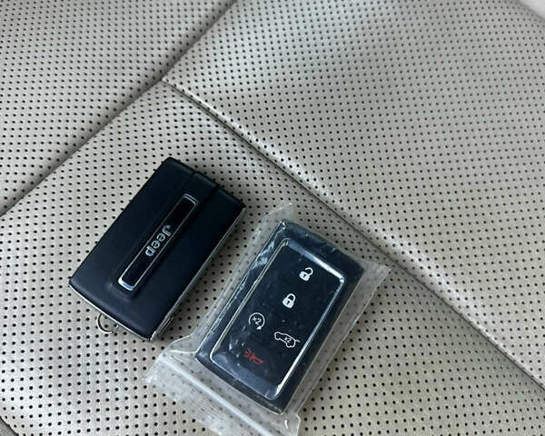 Білий Джип Grand Cherokee, об'ємом двигуна 2 л та пробігом 39 тис. км за 45500 $, фото 14 на Automoto.ua