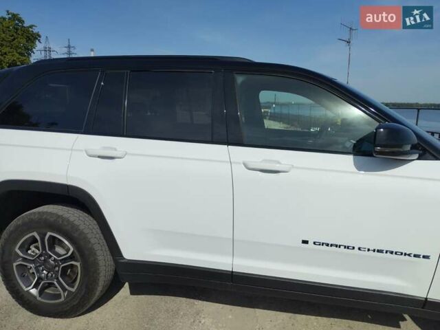Білий Джип Grand Cherokee, об'ємом двигуна 2 л та пробігом 32 тис. км за 49999 $, фото 5 на Automoto.ua