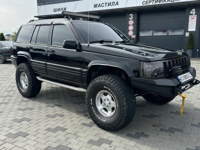 Черный Джип Гранд Чероки, объемом двигателя 5.2 л и пробегом 300 тыс. км за 7500 $, фото 1 на Automoto.ua